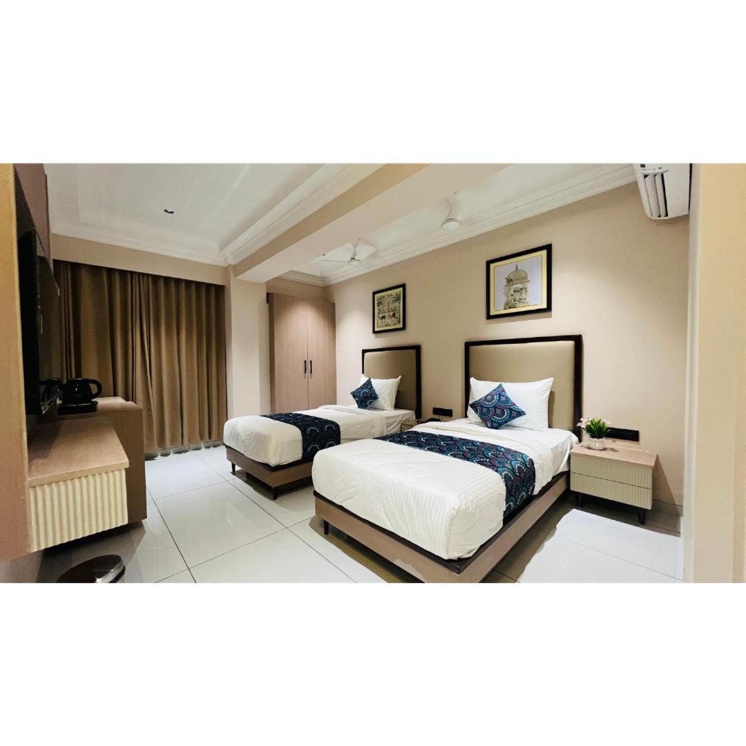 Hotel Royal Town Ахмедабад Экстерьер фото