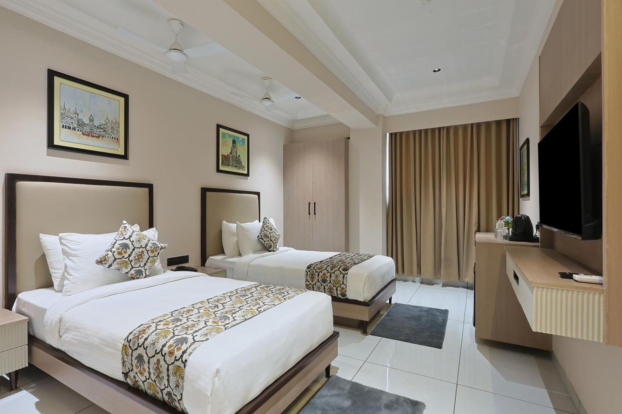 Hotel Royal Town Ахмедабад Экстерьер фото