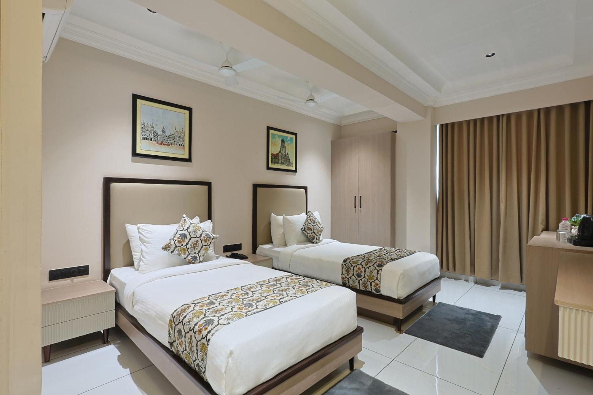 Hotel Royal Town Ахмедабад Экстерьер фото