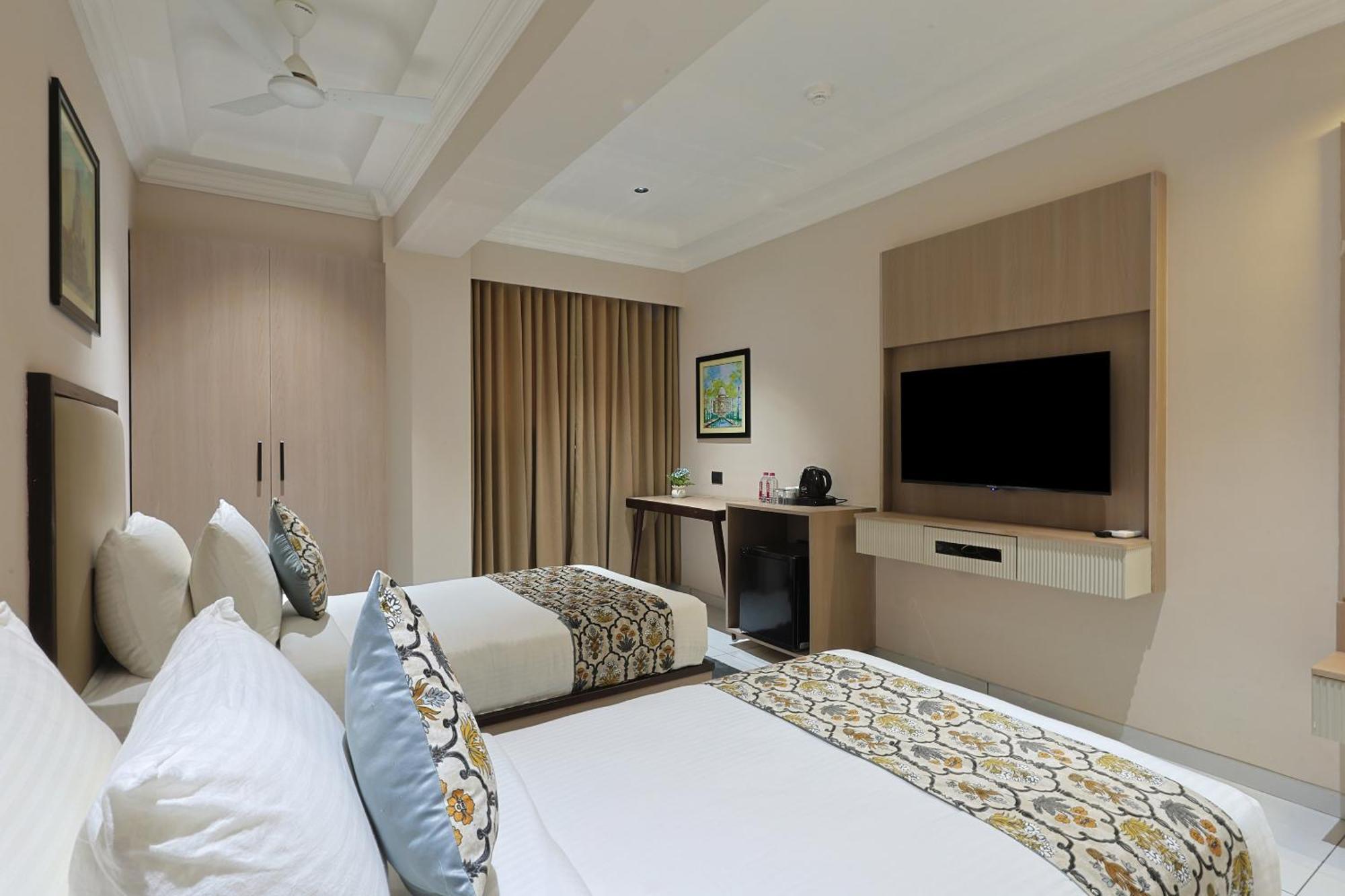 Hotel Royal Town Ахмедабад Экстерьер фото