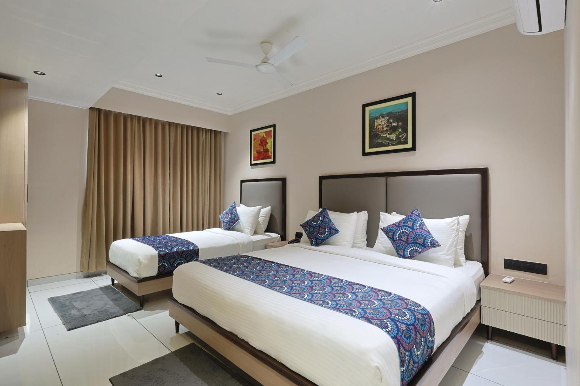 Hotel Royal Town Ахмедабад Экстерьер фото