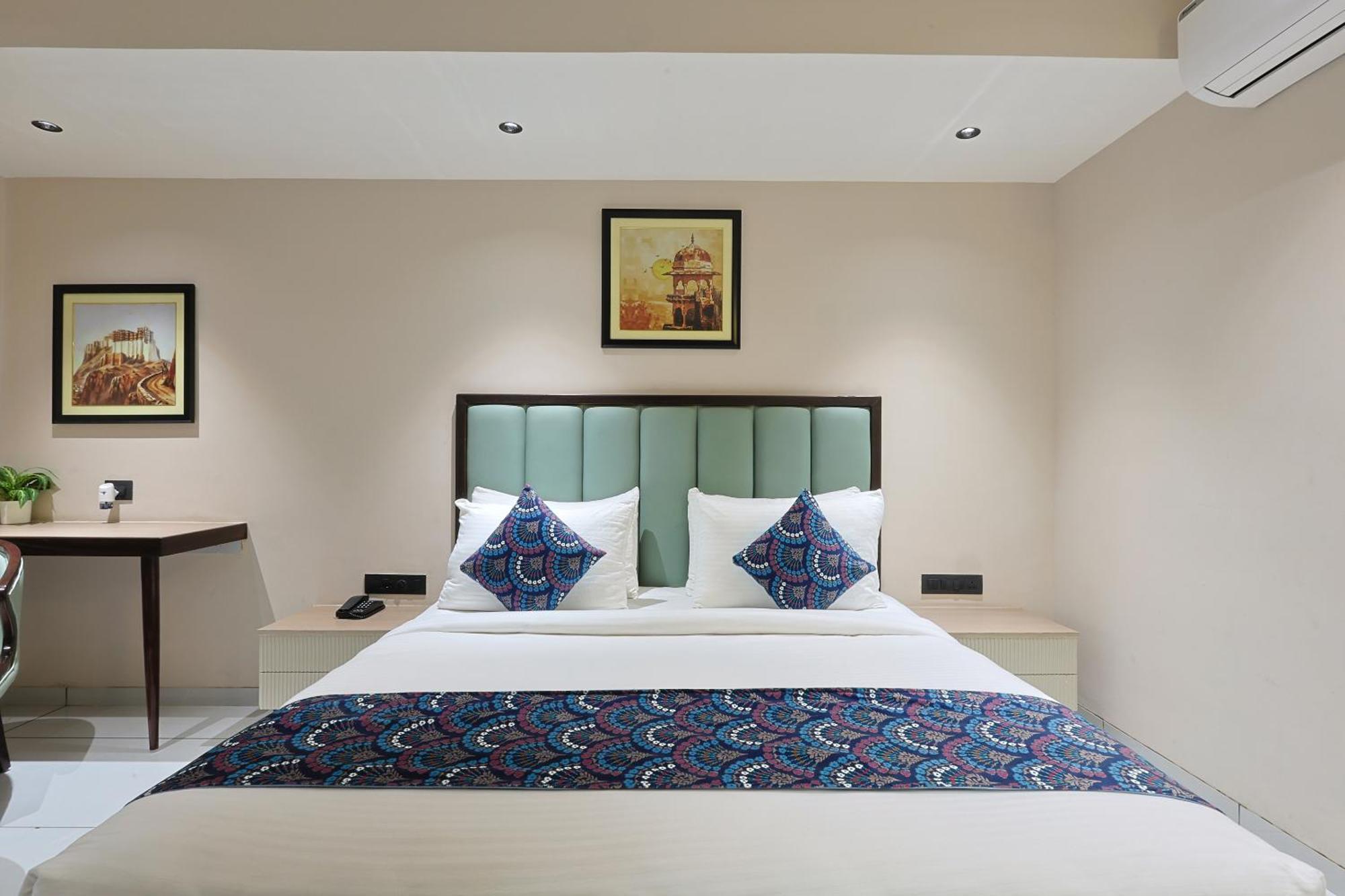 Hotel Royal Town Ахмедабад Экстерьер фото