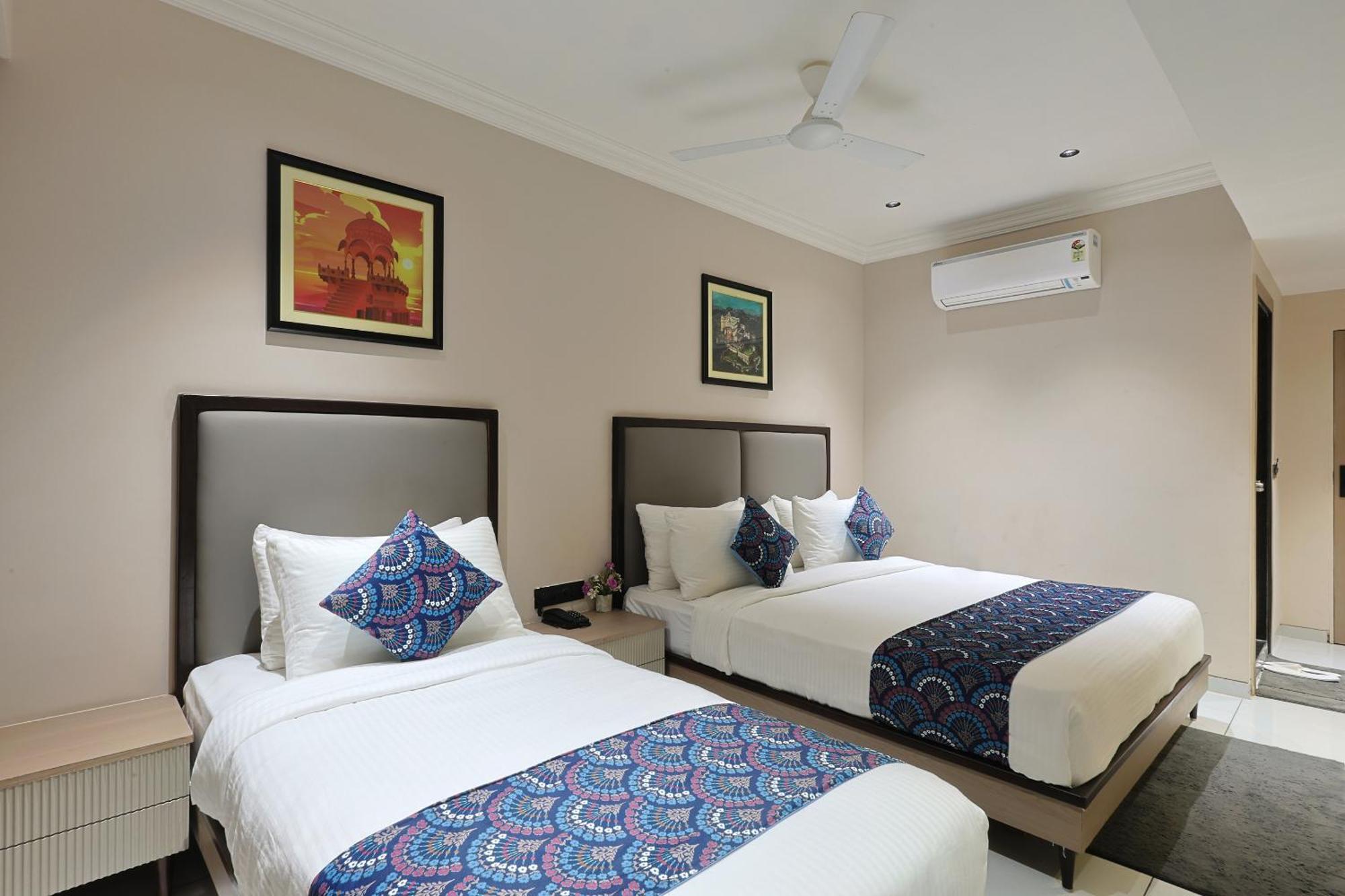 Hotel Royal Town Ахмедабад Экстерьер фото