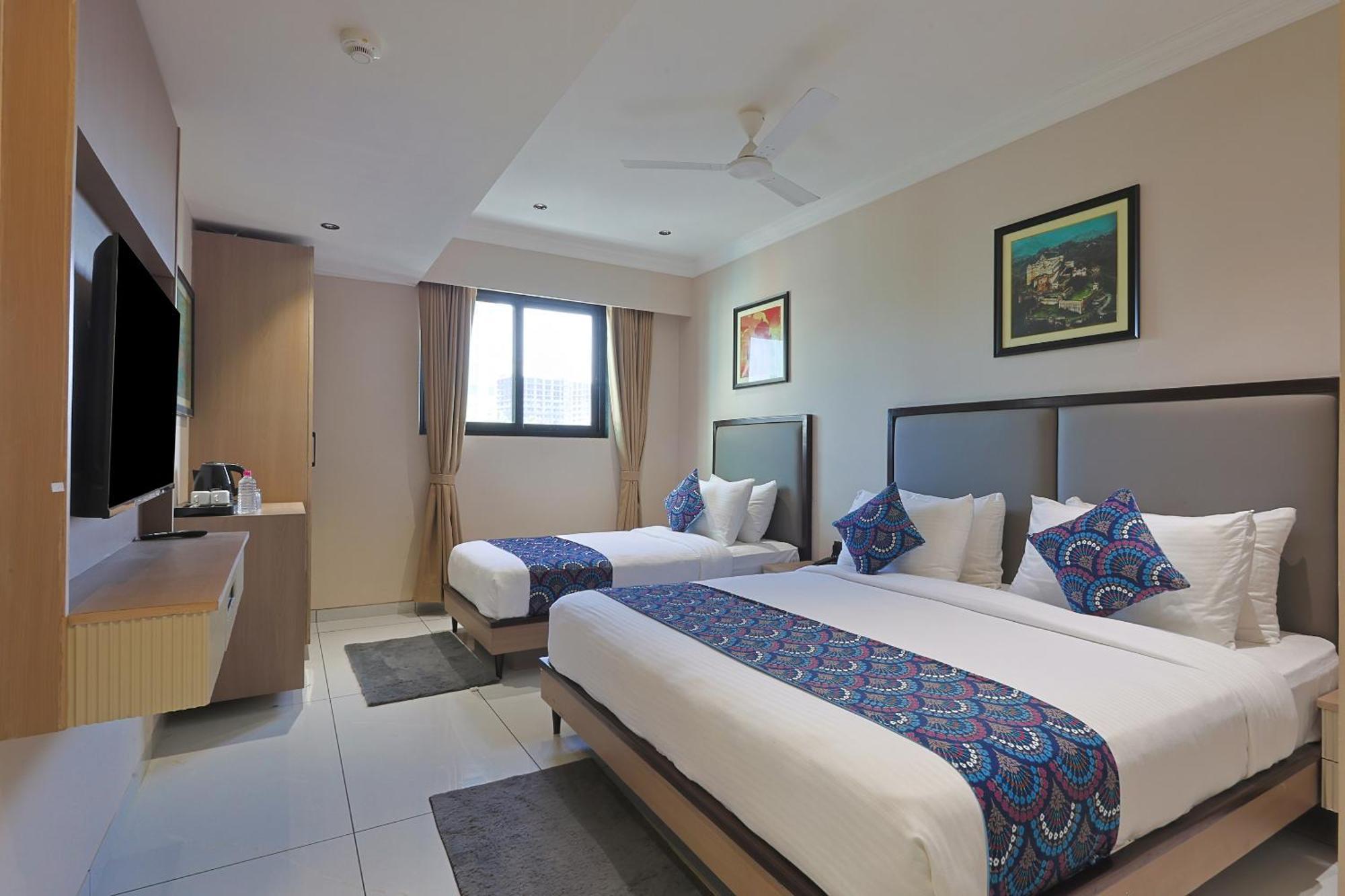 Hotel Royal Town Ахмедабад Экстерьер фото