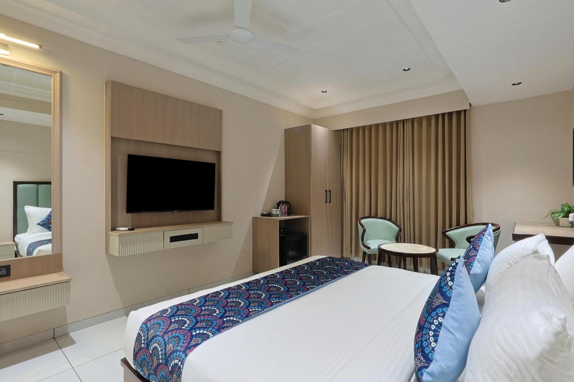 Hotel Royal Town Ахмедабад Экстерьер фото