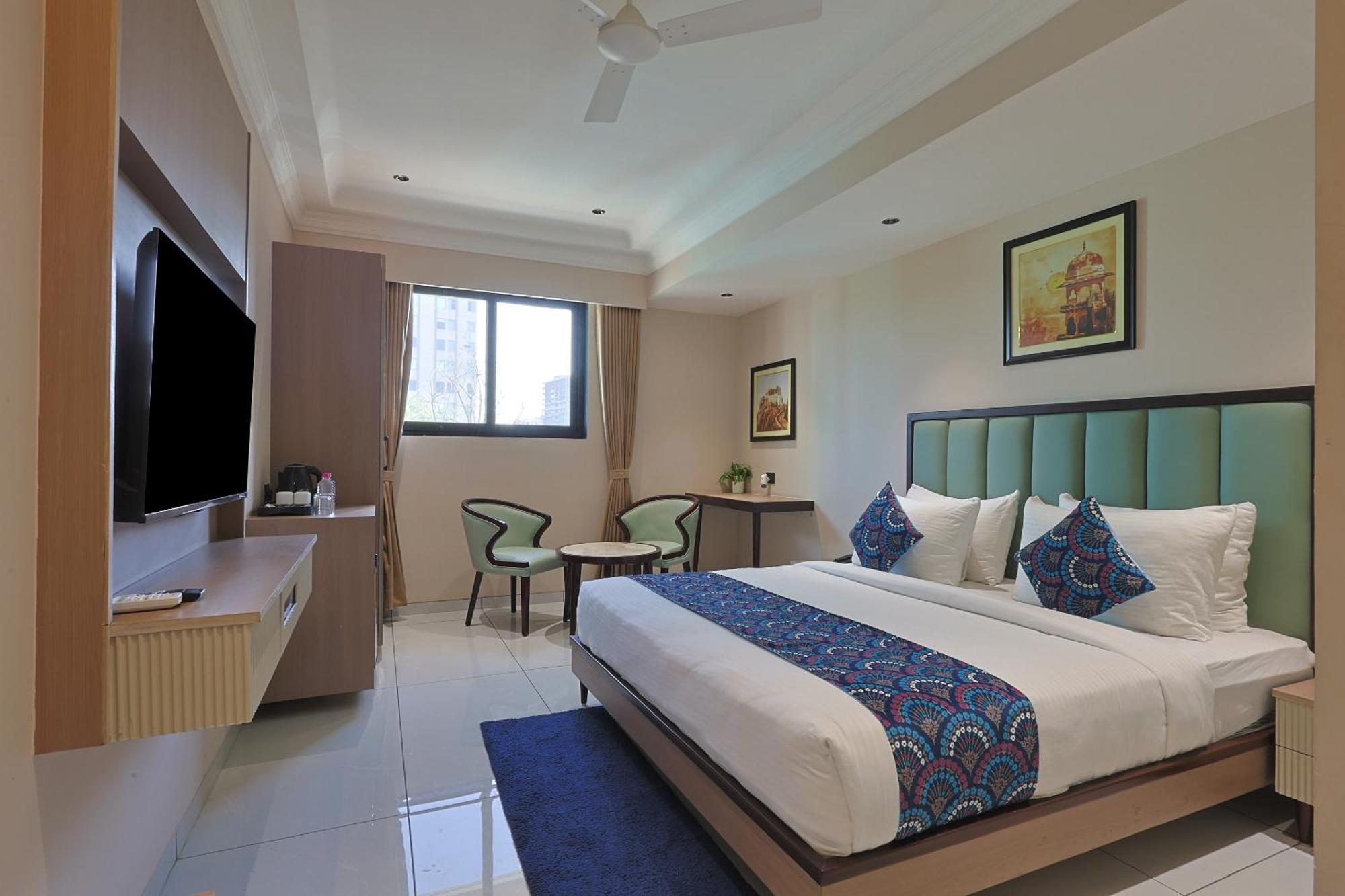 Hotel Royal Town Ахмедабад Экстерьер фото