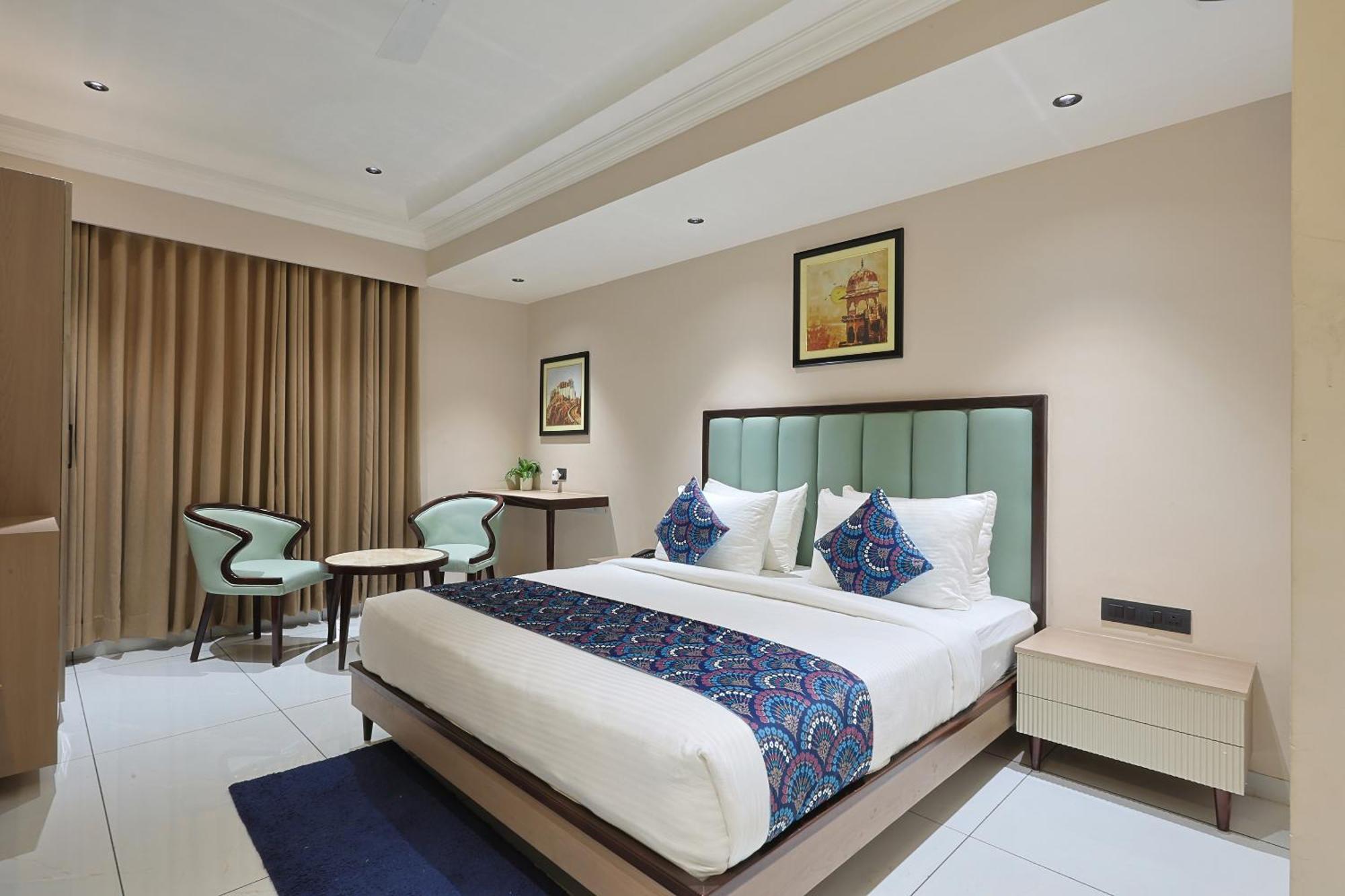 Hotel Royal Town Ахмедабад Экстерьер фото