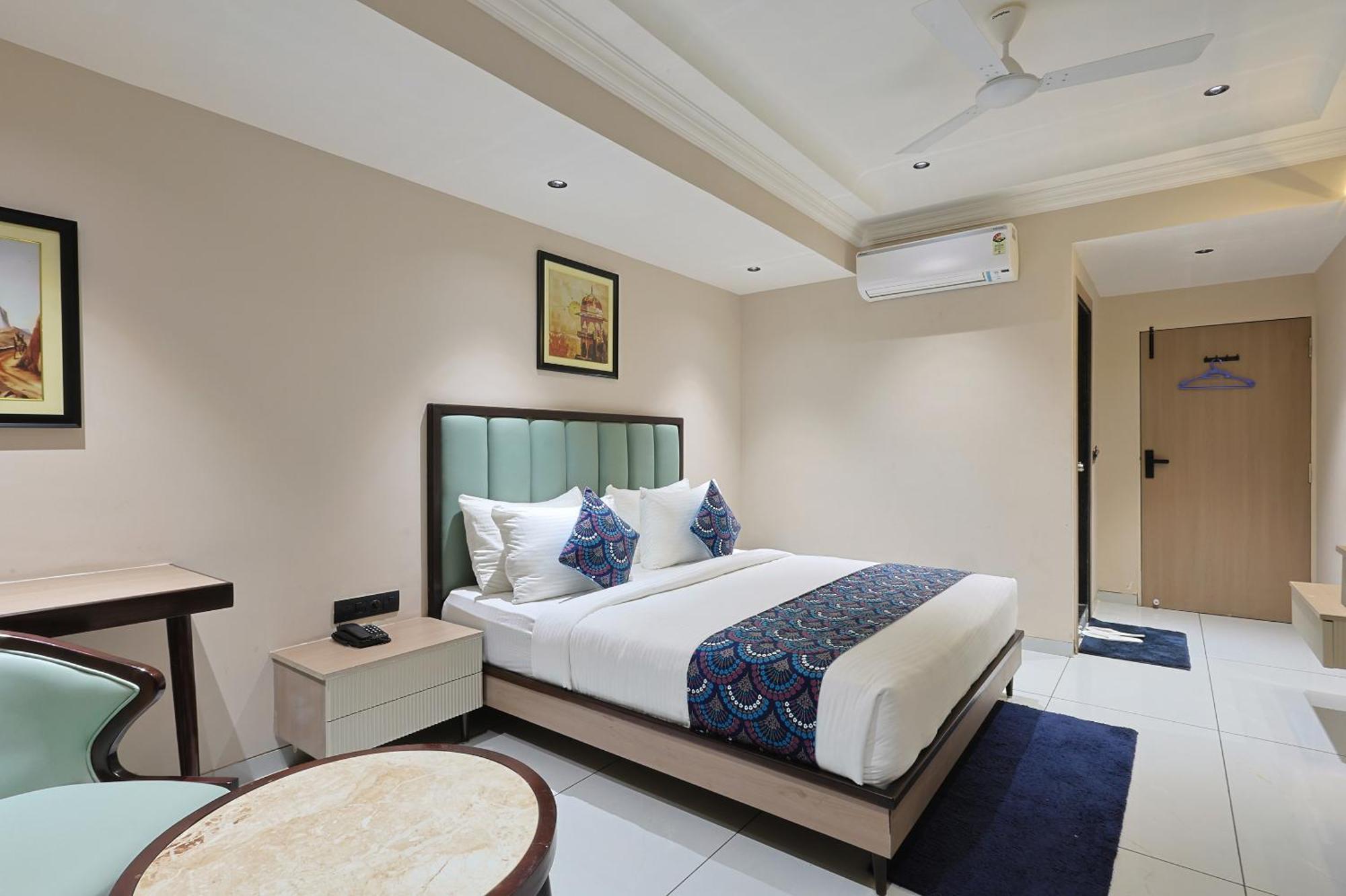 Hotel Royal Town Ахмедабад Экстерьер фото